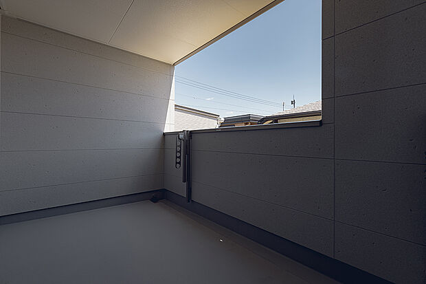 【バルコニー(4号棟)】急な雨でも安心なインナーバルコニー。くつろぎの屋外空間としても利用可能です。