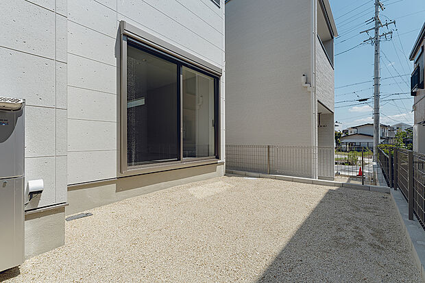 【庭(4号棟)】南庭では夏にバーベキューなど楽しむことができます。