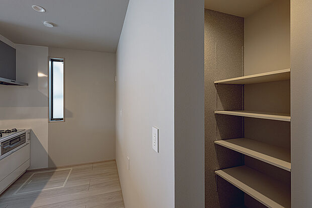 【収納(1号棟)】キッチンに食品や調味料などを保管できるパントリーを設けました。