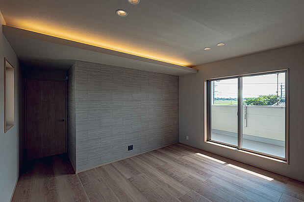 【主寝室(4号棟)】間接照明の柔らかな光が広がる主寝室。落ち着いた色調とシンプルなデザインが、くつろぎの時間を演出します。