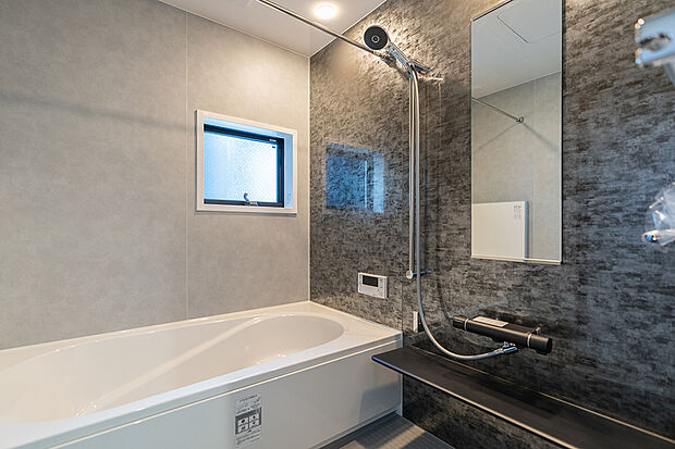 【浴室(1号棟)】雨の日の洗濯にも便利な浴室暖房乾燥機付きのバスルーム。
