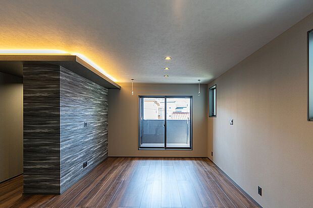 【(1号棟)】間接照明の柔らかな光が広がる主寝室。落ち着いた色調とシンプルなデザインが、安らぎの時間を演出します。
