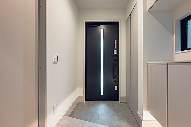 【玄関(2号棟)】間接照明を用い、落ち着きのある雰囲気で家族やお客様を迎える玄関。
