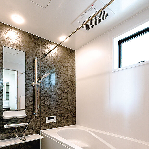 【浴室暖房乾燥機】浴室乾燥機付きで雨の日の洗濯物もからっと仕上げます。