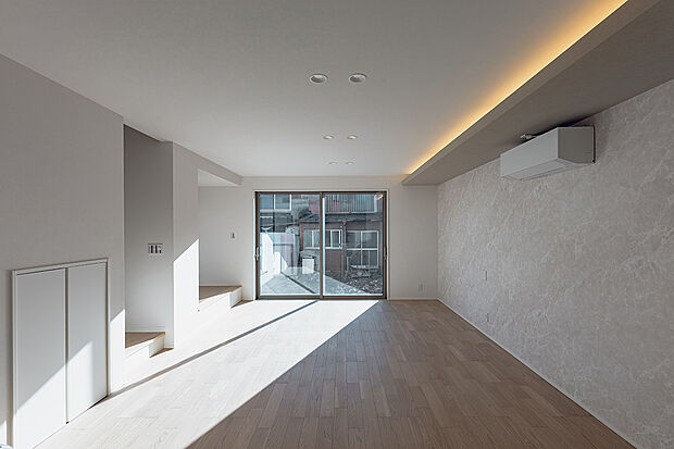 【リビング(3号棟)】南向き、床暖房付きのリビングダイニング。明るい室内空間。
