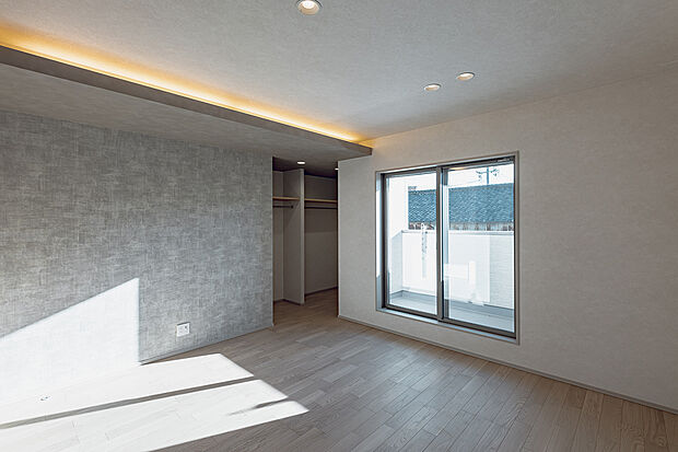 【主寝室(3号棟)】間接照明の柔らかな光が広がる主寝室。落ち着いた色調とシンプルなデザインが、安らぎの時間を演出します。
