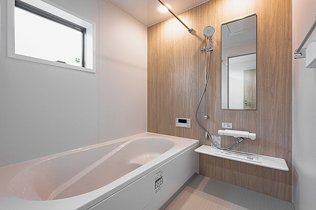 【浴室(2号棟)】雨の日の洗濯にも便利な浴室暖房乾燥機付きのバスルーム。