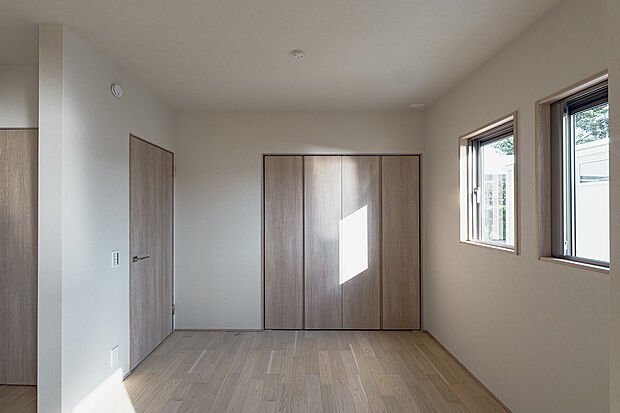 【洋室(2号棟)】主寝室と続き間になった洋室は、パーテーションで仕切れば、書斎や収納としても活用できます。