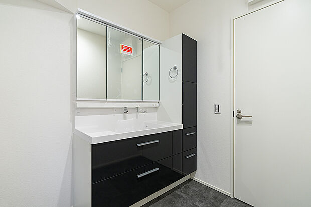 【洗面室(1号棟)】洗面室には室内物干し「ホスクリーン」を設置しました。洗濯に便利な空間です。
