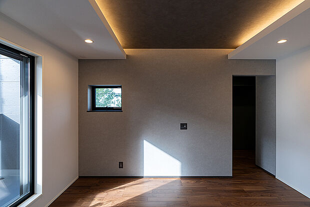 【主寝室(1号棟)】折り上げ天井と間接照明を採用し、上質な空間に仕上げた主寝室。3帖のウォークインクローゼット付きです。
