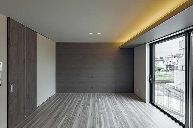 【リビング(5号棟)】デザイン性の高い「折り上げ天井×ダウンライト」を採用したスタイリッシュなリビング。
