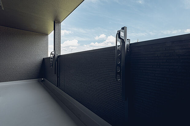 【インナーバルコニー(2号棟)】インナーバルコニーにプランターやガーデンチェアを置けば、快適なアウトドアリビングにもなります。