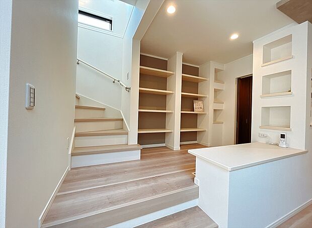 【【弊社プラン例：スキップフロア】】空間に立体感を生み出すスキップフロア。高さの異なるフロアが遊び心を演出します。
※画像にはオプション商品も含まれております。
