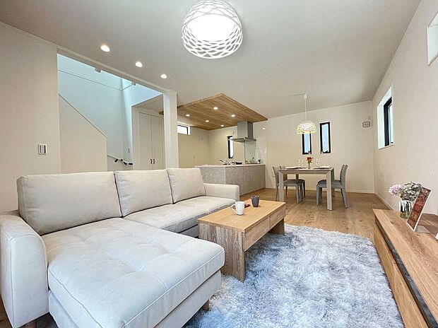 【【弊社プラン例：リビング】】ご家族それぞれの夢が叶う素敵なフリープラン。専任の設計士と打ち合わせを重ね想いをカタチにしていきます。
建物標準プラン　95m2/1540万円（税込）