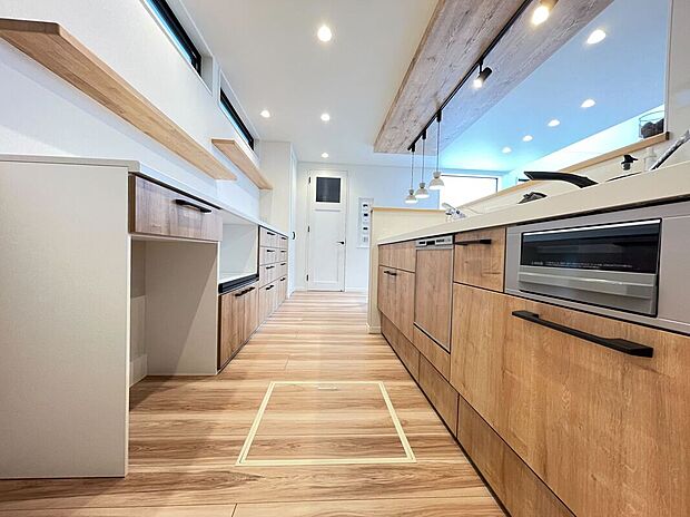 【【弊社プラン例:キッチン】】ご家族の会話が自然と増える対面キッチン。
カウンターの高さやカラーなど自分好みのキッチンでキッチンがお気に入りの場所に♪
※画像にはオプション商品も含まれております。