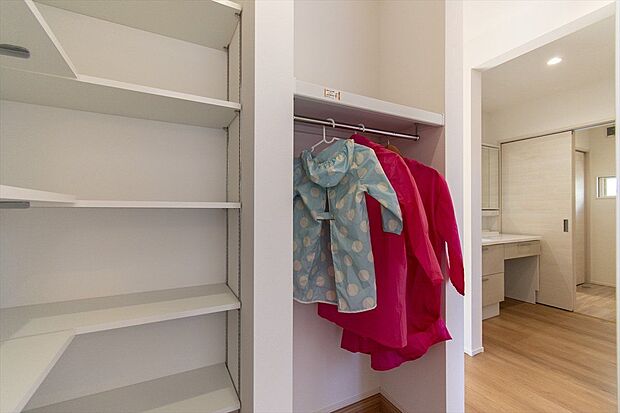 【モデルルーム・モデルハウス写真】【モデルハウス】玄関のすぐ横には沢山の収納スペースを設けた土間収納があります。レインコートや濡れたものも室内に持ち込まないのでお掃除が楽です。