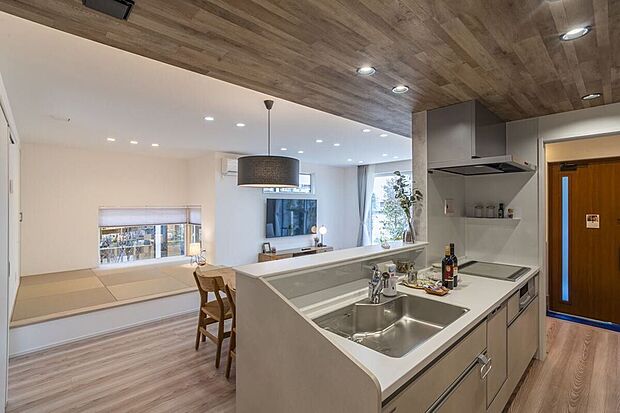 【モデルルーム・モデルハウス写真】【本社常設モデルハウス】ママコレの家ではタカラスタンダードさんのシステムキッチンを採用しております。汚れや傷に強いホーローパネルが特徴です。