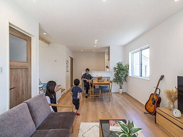 【建物プラン例　（内観写真）】【施工事例】キッチンからダイニング・キッチンをまっすぐに見渡せる間取りです。水回りの動線が近いので家事の時短にもなり子育てにぴったりなお家です♪