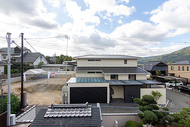 現地（2024年11月）撮影
分譲地の全体写真です。高台に位置するので爽快な開放感が魅力です。四季折々の表情で楽しませてくれる生駒山系を望む事ができます。