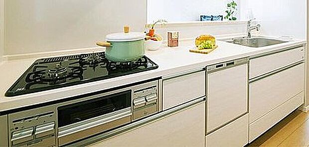 【機能美を備えたキッチン】食器洗浄乾燥機や大容量の収納など、使いやすさにこだわったキッチン。カップボードも標準装備しています
