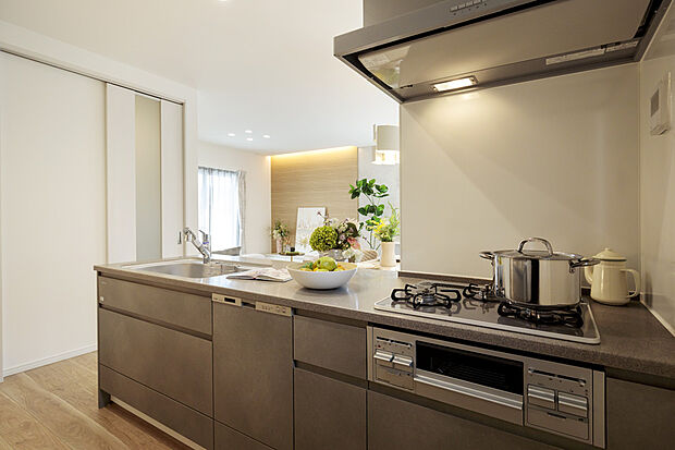 【機能美を備えたキッチン】食器洗浄乾燥機や大容量の収納など、使いやすさにこだわったキッチン。カップボードも標準装備しています。