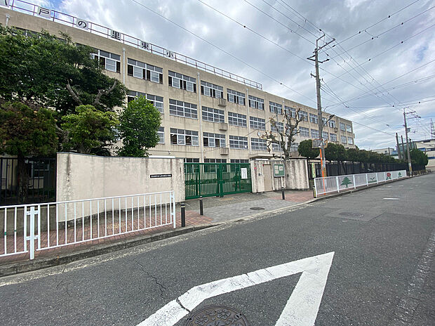 八戸の里東小学校（約720m）