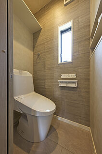 窓のある明るいトイレ