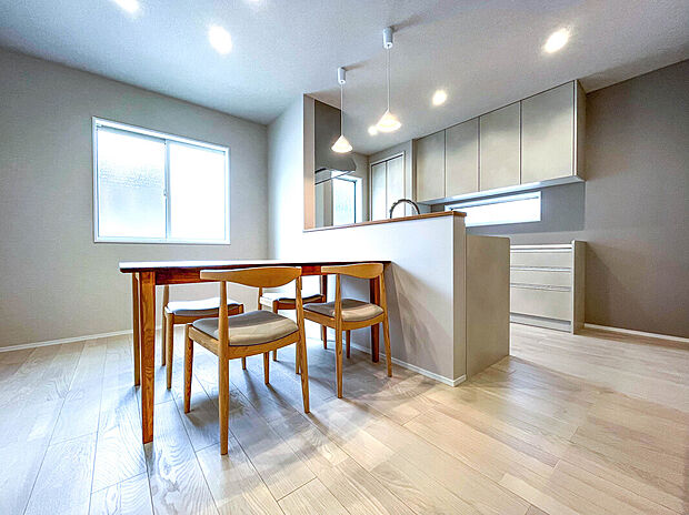 【ダイニング】優しい淡色をきかせたLDK。温かみのある木材の家具がお部屋のアクセント