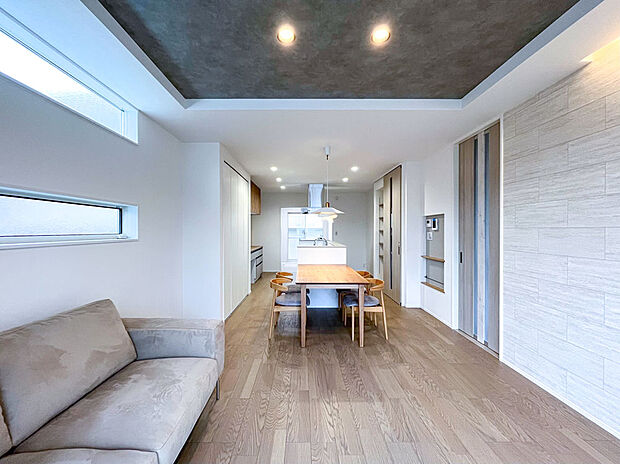 【ダイニング】横並びなので配膳や片付けがラクなダイニング。アイランドキッチンで回遊できるのも魅力的