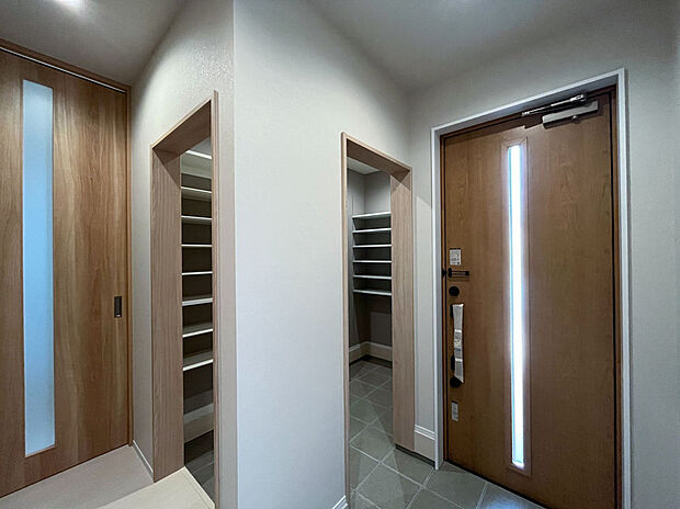 【通り抜けできる玄関クローク】ご家族の靴はもちろん、かさばるベビーカーやすぐに使いたいコート類などものをすっきり収納することができます。目隠しを兼ねたカーテンを設置すれば、急な来客時も安心。