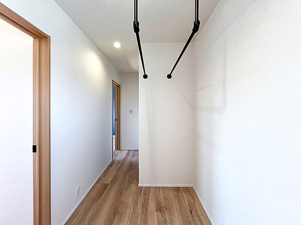 【2階廊下】2階の廊下には雨の日に嬉しい室内物干しを設置。