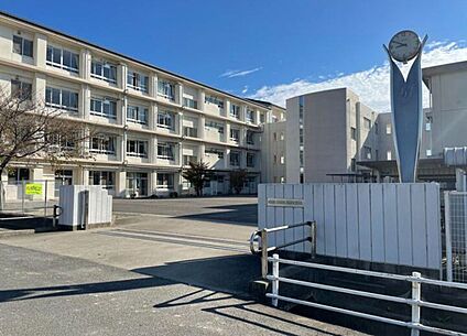 西尾市立西尾中学校 約2,800m(自転車約14分)