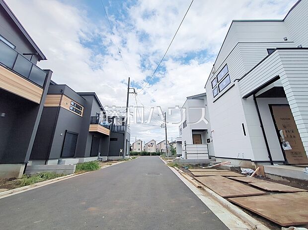 【現場風景　外観】ホワイトリゾート
コンセプトは爽やかなヘルシーさと落ち着いた上質さが同居する、ホワイトリゾート。
スタイリッシュで明るい雰囲気に満ちています。　【武蔵村山市大南１丁目】