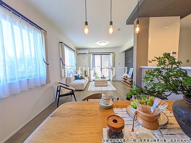 【モデルハウス】リビング　暮らしの中心となる広々リビング。オープンスタイルキッチン、リビング階段など、適所にしつらえた収納が生活空間を一層充実させます。【武蔵村山市大南１丁目】