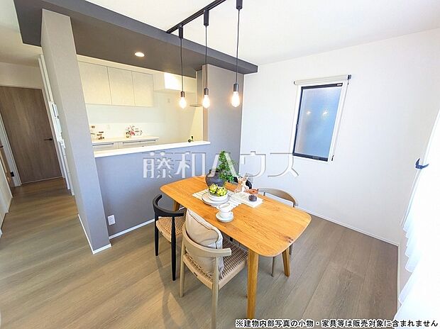 【モデルハウス】リビング　オープンキッチンに面したダイニング。食事の配膳がしやすく。家族との会話や食事を楽しみ、キッチンとつながりを感じられます。【武蔵村山市大南１丁目】