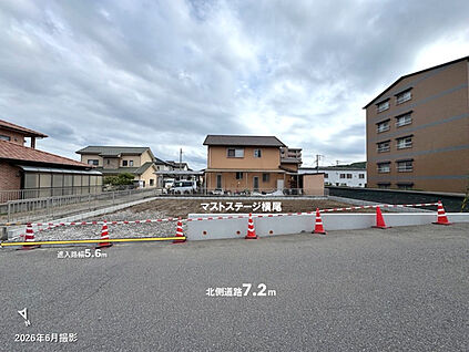 北東を道路に面する整形地です
