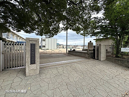 明治小学校 現地から650m。(徒歩9分。)