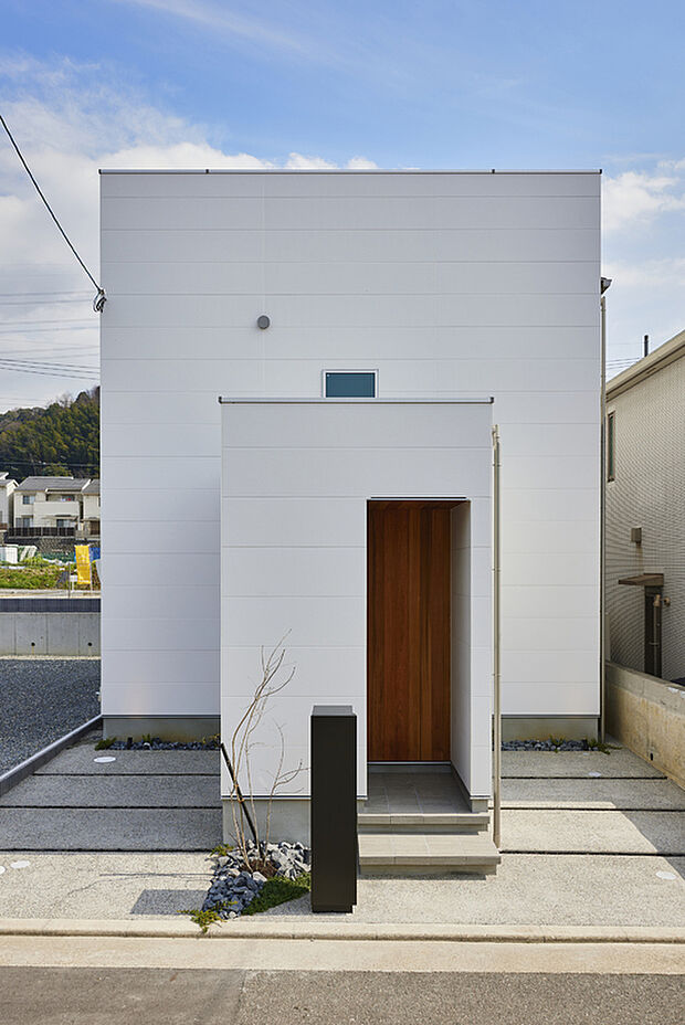 無地に見えるような、無駄な模様や柄を排除したフラットなサイディング。シンプルだからこその存在感が引き立つ。外部から見えない位置にレイアウトすることで外観デザインの妨げにならない配慮を。