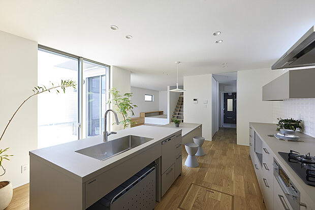 高機能メラミン素材をキッチン本体に使用。キズ、摩耗、汚れ、水、衝撃に強く、お手入れしやすい、おしゃれと機能を兼ね備えたハイグレードキッチン。