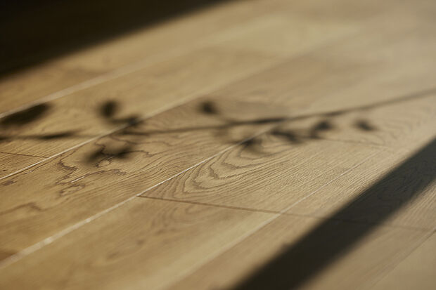 【シュッとしたフローリング】表面を天然銘木単板で仕上げたひとつとして同じ表情を持たないフローリング。スタイリッシュな空間デザインに柔らかさと個性をもたらしてくれる。