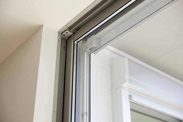 【シュッとしたサッシ】フレームをスリム化し、ガラス面積を30％拡大したスマートなデザイン。2.4mの天井まで伸びるハイサイズの窓には糸が細く、網が視界を妨げない、すっきりとした網戸。非常に高い採光性・眺望性と開放感。