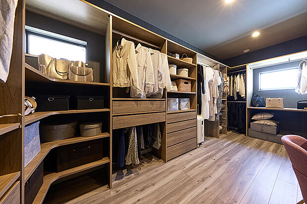 【モデルハウス【SUKINAIE-スキナイエ】】隙のない家 SUKINAIE ウォークインクローゼット
システム収納が完備された6.8帖の大容量ウォークインクローゼット。廊下からも出入り出来る2WAY仕様。