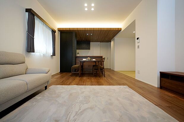 フロアの天井高さが約2.7mと開放的な空間に。扉付きの収納もあって整理もしやすいリビングフロアです。
間接照明があるため、よりスタイリッシュな雰囲気にしてくれます