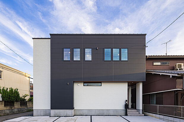 A棟
北東角地で最大、駐車場4台駐車可能な間口になります。シックなモノトーンのデザインの外観です。