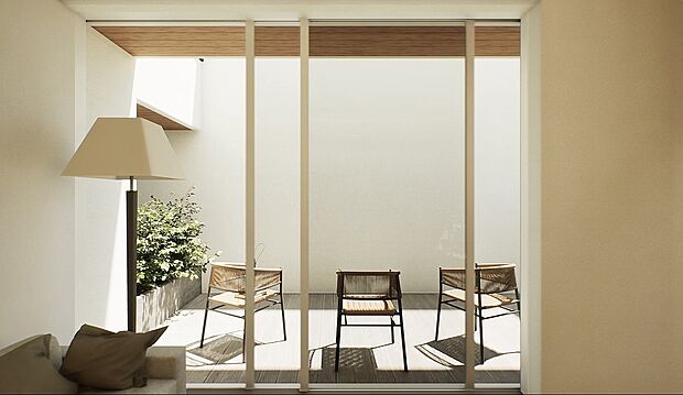 リビングとひと続きにつながるデッキ。光をたっぷり取り込みながら、視線はしっかりと遮る設計で、開放感とプライバシーを両立。内と外が緩やかにつながる、心地よい暮らしを実現します。
※パースはイメージです