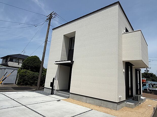 街並みに馴染みつつ存在感を放つ、上質で端正な外観デザイン