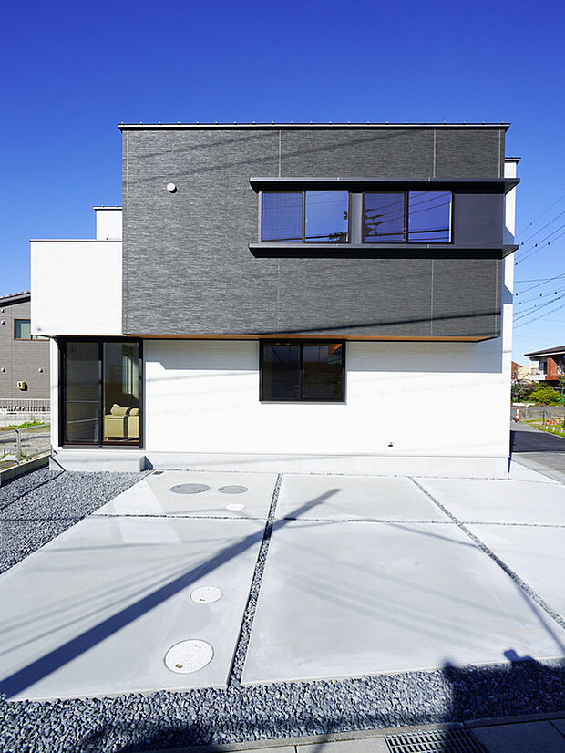 濃淡のツートンカラーの外壁で落ち着きと重厚感を両立。シャープな印象を引き立てるフラットデザインです。
駐車スペースは並列らくらく3台可能