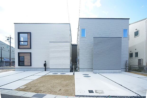 【A/B棟外観】閑静な住宅街に暮らしやすい家。白とグレーの2棟の外観が映える家。３LDK＋Sと４LDK＋Sの２パターンの家