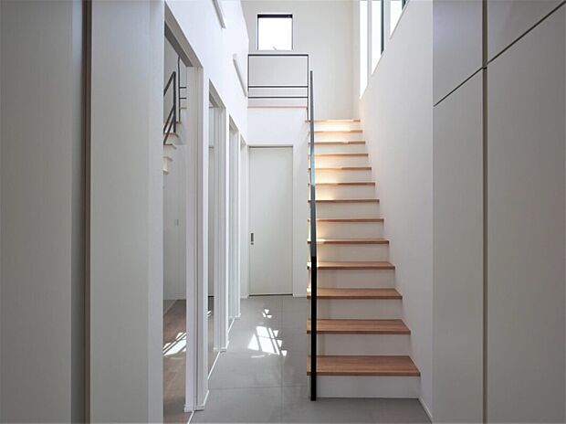 【階段と吹抜けが明るさと開放的な空間を作り出す】TOSCO施工事例