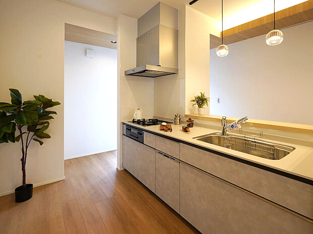 【キッチン】キッチンを中心にぐるっと回れる間取りで、家事効率アップ。
移動がスムーズになり、家事効率と日々の暮らしやすさがぐっと高まります。